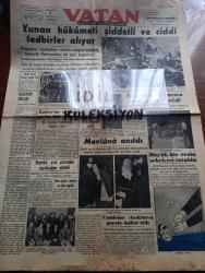 Vatan Gazetesi - Turkish Newspaper - 18 Aralık 1954 - huzurun sırları yazan Ahmet Emin Yalman Başmakale - Yunan hükümeti şiddetli ve ciddi tedbirler alıyor - Atina'da bugün yapılacak mitingler - Papagos hadiseleri takbih ettiğini bildirdi - Selanikte Amerikan konsolosluğu önünde toplanmaya çalışan nümayişçileri çelik miğferli jandarmalar coplarla dağıtmaya çalışırlarken Fotoğrafı - Celal Bayar'a kıbrıs'tan Sevinç telgrafları çekildi - başvekil Adnan Menderes yeni yatırımlar yapılacağını söyledi - Zafer gazetesinde çıkan garip bir yazı - otomobil sevdası Yazan İsmail Ateş Yazı Dizisi - Taksim Harbiye arasında caddeler açık hava garajı haline geldi fotoğraf - 40 sandık sahte bal yakalandı - Ziraat Bankası - Gripin - İstanbul Ankara İzmir Radyosu Programı - Good Year lastikleri - bulmaca - Doktor Rifat İnsel - İstanbul Konya Ve Ankara'da Mevlana anması yapıldı Fotoğrafı - kira kanunu karma komisyonu verildi - İzmir valiliği'ne tayin edilen Kemal Hadımlı Fotoğrafı - Venizelos Kıbrıs fikri