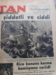 Vatan Gazetesi - Turkish Newspaper - 18 Aralık 1954 - huzurun sırları yazan Ahmet Emin Yalman Başmakale - Yunan hükümeti şiddetli ve ciddi tedbirler alıyor - Atina'da bugün yapılacak mitingler - Papagos hadiseleri takbih ettiğini bildirdi - Selanikte Amerikan konsolosluğu önünde toplanmaya çalışan nümayişçileri çelik miğferli jandarmalar coplarla dağıtmaya çalışırlarken Fotoğrafı - Celal Bayar'a kıbrıs'tan Sevinç telgrafları çekildi - başvekil Adnan Menderes yeni yatırımlar yapılacağını söyledi - Zafer gazetesinde çıkan garip bir yazı - otomobil sevdası Yazan İsmail Ateş Yazı Dizisi - Taksim Harbiye arasında caddeler açık hava garajı haline geldi fotoğraf - 40 sandık sahte bal yakalandı - Ziraat Bankası - Gripin - İstanbul Ankara İzmir Radyosu Programı - Good Year lastikleri - bulmaca - Doktor Rifat İnsel - İstanbul Konya Ve Ankara'da Mevlana anması yapıldı Fotoğrafı - kira kanunu karma komisyonu verildi - İzmir valiliği'ne tayin edilen Kemal Hadımlı Fotoğrafı - Venizelos Kıbrıs fikri