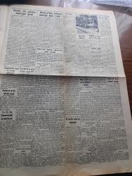 Vatan Gazetesi - Turkish Newspaper - 18 Aralık 1954 - huzurun sırları yazan Ahmet Emin Yalman Başmakale - Yunan hükümeti şiddetli ve ciddi tedbirler alıyor - Atina'da bugün yapılacak mitingler - Papagos hadiseleri takbih ettiğini bildirdi - Selanikte Amerikan konsolosluğu önünde toplanmaya çalışan nümayişçileri çelik miğferli jandarmalar coplarla dağıtmaya çalışırlarken Fotoğrafı - Celal Bayar'a kıbrıs'tan Sevinç telgrafları çekildi - başvekil Adnan Menderes yeni yatırımlar yapılacağını söyledi - Zafer gazetesinde çıkan garip bir yazı - otomobil sevdası Yazan İsmail Ateş Yazı Dizisi - Taksim Harbiye arasında caddeler açık hava garajı haline geldi fotoğraf - 40 sandık sahte bal yakalandı - Ziraat Bankası - Gripin - İstanbul Ankara İzmir Radyosu Programı - Good Year lastikleri - bulmaca - Doktor Rifat İnsel - İstanbul Konya Ve Ankara'da Mevlana anması yapıldı Fotoğrafı - kira kanunu karma komisyonu verildi - İzmir valiliği'ne tayin edilen Kemal Hadımlı Fotoğrafı - Venizelos Kıbrıs fikri