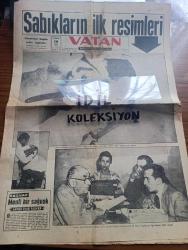 Vatan Gazetesi - Turkish Newspaper - 10 Ekim 1960 - Menfi Bir Sağanak yazan Ahmet Emin Yalman Başmakale - Sabıkların ilk resimleri - düşük Başbakan Adnan Menderes Yassıada'da tutuklu bulunduğu odada askeri berbere tıraş oluyor fotoğraf - düşük cumhurbaşkanı Celal Bayar Yassıada'da soruşturma kuruluna 28 Nisan olayları ile ilgili ifade veriyor fotoğraf - 6 7 Eylül olayları Kamil Önal tabutluğa girdi yazan Orhan Birgit - kaçaklar yazan Kemal Bekir Yazı Dizisi - Celal Bayar ve Adnan Menderes silah dağıtma suçundan 15 yıl hapis isteği ile yargılanacak - Düşüklerin zamanında Diyanet İşleri başkanı olan Eyüp Sabri Hayırlıoğlu vefat etti - gerçek ve düş yazan Oktay Akbal - Yassıada duruşmaları yazan Emil Galip Sandalcı - yüksek soruşturma kurulu gerekçeli kararının metni - Adnan Menderes kendini astırmaya razıydı - Kral Lear oyunu Tunç Yalman ve Ertuğrul Bilda Fotoğrafı - Altan Erbulak ile Erol Günaydın Fotoğrafı - Beşiktaş Ankaragücü'nü mağlup etti - Ethem Menderes'in ifadesi Fotoğrafı