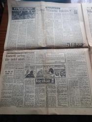 Vatan Gazetesi - Turkish Newspaper - 10 Ekim 1960 - Menfi Bir Sağanak yazan Ahmet Emin Yalman Başmakale - Sabıkların ilk resimleri - düşük Başbakan Adnan Menderes Yassıada'da tutuklu bulunduğu odada askeri berbere tıraş oluyor fotoğraf - düşük cumhurbaşkanı Celal Bayar Yassıada'da soruşturma kuruluna 28 Nisan olayları ile ilgili ifade veriyor fotoğraf - 6 7 Eylül olayları Kamil Önal tabutluğa girdi yazan Orhan Birgit - kaçaklar yazan Kemal Bekir Yazı Dizisi - Celal Bayar ve Adnan Menderes silah dağıtma suçundan 15 yıl hapis isteği ile yargılanacak - Düşüklerin zamanında Diyanet İşleri başkanı olan Eyüp Sabri Hayırlıoğlu vefat etti - gerçek ve düş yazan Oktay Akbal - Yassıada duruşmaları yazan Emil Galip Sandalcı - yüksek soruşturma kurulu gerekçeli kararının metni - Adnan Menderes kendini astırmaya razıydı - Kral Lear oyunu Tunç Yalman ve Ertuğrul Bilda Fotoğrafı - Altan Erbulak ile Erol Günaydın Fotoğrafı - Beşiktaş Ankaragücü'nü mağlup etti - Ethem Menderes'in ifadesi Fotoğrafı