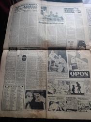 Vatan Gazetesi - Turkish Newspaper - 10 Ekim 1960 - Menfi Bir Sağanak yazan Ahmet Emin Yalman Başmakale - Sabıkların ilk resimleri - düşük Başbakan Adnan Menderes Yassıada'da tutuklu bulunduğu odada askeri berbere tıraş oluyor fotoğraf - düşük cumhurbaşkanı Celal Bayar Yassıada'da soruşturma kuruluna 28 Nisan olayları ile ilgili ifade veriyor fotoğraf - 6 7 Eylül olayları Kamil Önal tabutluğa girdi yazan Orhan Birgit - kaçaklar yazan Kemal Bekir Yazı Dizisi - Celal Bayar ve Adnan Menderes silah dağıtma suçundan 15 yıl hapis isteği ile yargılanacak - Düşüklerin zamanında Diyanet İşleri başkanı olan Eyüp Sabri Hayırlıoğlu vefat etti - gerçek ve düş yazan Oktay Akbal - Yassıada duruşmaları yazan Emil Galip Sandalcı - yüksek soruşturma kurulu gerekçeli kararının metni - Adnan Menderes kendini astırmaya razıydı - Kral Lear oyunu Tunç Yalman ve Ertuğrul Bilda Fotoğrafı - Altan Erbulak ile Erol Günaydın Fotoğrafı - Beşiktaş Ankaragücü'nü mağlup etti - Ethem Menderes'in ifadesi Fotoğrafı