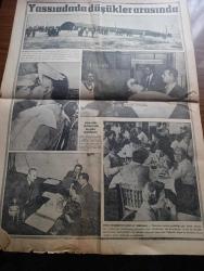 Vatan Gazetesi - Turkish Newspaper - 10 Ekim 1960 - Menfi Bir Sağanak yazan Ahmet Emin Yalman Başmakale - Sabıkların ilk resimleri - düşük Başbakan Adnan Menderes Yassıada'da tutuklu bulunduğu odada askeri berbere tıraş oluyor fotoğraf - düşük cumhurbaşkanı Celal Bayar Yassıada'da soruşturma kuruluna 28 Nisan olayları ile ilgili ifade veriyor fotoğraf - 6 7 Eylül olayları Kamil Önal tabutluğa girdi yazan Orhan Birgit - kaçaklar yazan Kemal Bekir Yazı Dizisi - Celal Bayar ve Adnan Menderes silah dağıtma suçundan 15 yıl hapis isteği ile yargılanacak - Düşüklerin zamanında Diyanet İşleri başkanı olan Eyüp Sabri Hayırlıoğlu vefat etti - gerçek ve düş yazan Oktay Akbal - Yassıada duruşmaları yazan Emil Galip Sandalcı - yüksek soruşturma kurulu gerekçeli kararının metni - Adnan Menderes kendini astırmaya razıydı - Kral Lear oyunu Tunç Yalman ve Ertuğrul Bilda Fotoğrafı - Altan Erbulak ile Erol Günaydın Fotoğrafı - Beşiktaş Ankaragücü'nü mağlup etti - Ethem Menderes'in ifadesi Fotoğrafı
