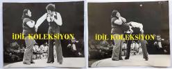 TOM JONES'UN ORİJİNAL BÜYÜK BOY 2'Lİ FOTOĞRAF SETİ, İNGİLTERE LONDRA AJANS BASKISI - ORIGINAL PHOTO OF TOM JONES (TWO PHOTOS) - 25 x 20 cm EBADINDA - TOM JONES, AMERİKA'DA NEW YORK KONSERİNDE SAHNEYE GELEN HAMİLE BİR DİNLEYİCİSİYLE ŞAKALAŞIRKEN ÇEKİLMİŞ 2 FARKLI KARE. TOM JONES YÜKSEK TOPUKLU AYAKKABILARI İLE... (LISTENING FOR THE BEAT: TOM JONES CLOWNS WITH A PREGNANT MEMBER OF HIS AUDIENCE DURING A RECENT NEW YORK SHOW... TOM JONES ON STAGE WEARING HIGH HEELS.). JUNE 10, 1977 - 10 HAZİRAN 1977. İNGİLİZCE HABER METİNLİ. ÖZEL ARŞİV!