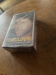 MAHSUN KIRMIZIGÜL - YORULDUM / ÜLKEM AĞLAR - 2 X KASET (JELATİNİNDE)