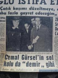 Hürriyet Gazetesi - 1 Mart 1961 - Sabık Bakan Muharrem İhsan Kızıloğlu İstifa Etti Fotoğrafı - Seçim Arifesinde Alınan Kararlar Yarın Birer Birer Müjdelenecek - Cemal Gürsel'in Sol Kolu Da Demir Gibi Fotoğrafı - Demokrat Partili 109 Kişi Yeni Türkiye Partisine Girdi -  Zelzele Elazığ Sivrice'de duvarlar çatladı - Fatih'in Kıymetli Şehzadesi Cem Sultan'ın Kabri Açılmış - Hasan Ali Yücel'in Cenazesi Ankara'ya Nakledilecek - İngiliz yazar Miss Emma Yorke hükümetin davetlisi olarak memleketimize geldi fotoğraf - Zeki Müren yeni Maksim salonlarında - İstanbul Ankara Radyosu Programı - Gün Battıktan Sonra Aşk Romanı Yazan Elizabeth Seiffert Yazı Dizisi - Dedektif Nik'in Maceraları Çizgi Roman - Bozkurt Mensucat Sanayi - Dünya Futbolunun 1 Numaralı Yıldızı Pele Seneye Avrupa'da Oynayacak fotoğrafı - Galatasaray Kalan Son 13 Maçını da İstanbul'da Oynuyor - Spor Toto'da 13 Bilenlerin Sayısı üçe Yükseldi - Güngörmüşler Çizgi Roman - Gökler Hakimi Gordon Çizgi Roman - Haftanın Maçları