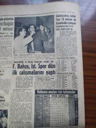 Hürriyet Gazetesi - 1 Mart 1961 - Sabık Bakan Muharrem İhsan Kızıloğlu İstifa Etti Fotoğrafı - Seçim Arifesinde Alınan Kararlar Yarın Birer Birer Müjdelenecek - Cemal Gürsel'in Sol Kolu Da Demir Gibi Fotoğrafı - Demokrat Partili 109 Kişi Yeni Türkiye Partisine Girdi -  Zelzele Elazığ Sivrice'de duvarlar çatladı - Fatih'in Kıymetli Şehzadesi Cem Sultan'ın Kabri Açılmış - Hasan Ali Yücel'in Cenazesi Ankara'ya Nakledilecek - İngiliz yazar Miss Emma Yorke hükümetin davetlisi olarak memleketimize geldi fotoğraf - Zeki Müren yeni Maksim salonlarında - İstanbul Ankara Radyosu Programı - Gün Battıktan Sonra Aşk Romanı Yazan Elizabeth Seiffert Yazı Dizisi - Dedektif Nik'in Maceraları Çizgi Roman - Bozkurt Mensucat Sanayi - Dünya Futbolunun 1 Numaralı Yıldızı Pele Seneye Avrupa'da Oynayacak fotoğrafı - Galatasaray Kalan Son 13 Maçını da İstanbul'da Oynuyor - Spor Toto'da 13 Bilenlerin Sayısı üçe Yükseldi - Güngörmüşler Çizgi Roman - Gökler Hakimi Gordon Çizgi Roman - Haftanın Maçları