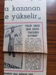 Hürriyet Gazetesi Kupürü - Turkish Newspaper - 23 Mart 1971 - kabini işbaşı yaptı - Başbakan Nihat erim hükümet teşkili çalışmalarına dün sabah da devam etmiştir - Devlet bakanı Sadi Koçaş - Cumhurbaşkanı Cevdet Sunay ziyareti - Atilla Karaosmanoğlu Özer Derbil Ayhan Çilingiroğlu yabancı konuklar köşkünde hükümet programı ve reformları konusunda çalışmaya devam ettiler - Türkiye meslek kadınları kulüpleri Birliği kurucu başkanı Atatürk mücadelesinin devrimci kadını Müfide Tek vefat ilanı - çok sevgili annemiz Nuriye Arman'ın cenazesi dolayısıyla acımızı paylaşanlara teşekkür ilanı - CHP Genel Sekreteri Bülent Ecevit'in yerine genel sekreterliğe seçilen Şeref Bakşık - Adıyaman milletvekili Kamil Kırıkoğlu ile Konya milletvekili Mustafa Üstündağ CHP genel sekreter yardımcısı oldu - kadirli'de ortaokul öğretmeni Cengiz Tekin'in favorilerini zorla kestiler - Muhammed Ali Clay ile yaptığı maçtan sonra hastanede tedavi altına alınan Joe Frazier sokağa çıktığında cenazemden geliyorum dedi