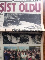 Gün Gazetesi - Turkish Newspaper - 31 Mart 1972 - kızıldere'de sarıldıkları evde rehine İngilizleri katleden 11 anarşist öldü fotoğraf - Mahir Çayan Cihan Alptekin Ertuğrul Kürkçü Ahmet Atasoy Hüdai Arıkan Kazım Özüdoğru'nun cesetleri teşhis edildi - Ömer Ayna - anarşistlerin elinde bulunan Charles Turner Ve Corgon Banner Fotoğrafı - anarşistleri niksar'ın Kızıldere köyünde saran komandolar - İzmir'de 01 04 arası sokağa çıkmak yasak - turistler Aydınlı grevcilerle horon tepip göbek attı - 1969'da güzel Yıldız Sharon Tate ve bir kişiyi öldüren Manson bir daha mahkum olmuştu - İngiliz pankrasçısı Mighty Chang rakipleri ürksün diye kendini Türk olarak tanıtıyor Fotoğrafı - Hülya Koçyiğit'i pahalı bulan Yunanlı filmciler benzeri olan Rus dilberi Nica'yı piyasaya sürdü Fotoğrafı - güzel Cahide Sonku'nun güzel kızı Ender kabiliyetini annesinden almış Fotoğrafı - Kocamustafapaşa'da ağaçlara hücum Fotoğrafı - minik futbol yıldızı Hasan Nazlıgül Fotoğrafı - 3 ayrı Neslin temsilcisi öğretmen