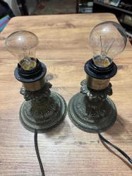 Antika Döküm Metal Abajur  Masa Lambası Çalışır Durumda Eski dönem, ağır döküm metal gövdeli masa lambası. Üzerindeki kabartma motifler ve doğal patinası ile oldukça şık ve koleksiyonluk bir parçadır. Vintage,Retro ve antika dekorasyon için idealdir. İsteğe göre abajur uydurulabilir. Durumu fotoğraflarda görüldüğü gibidir. 2 Adet