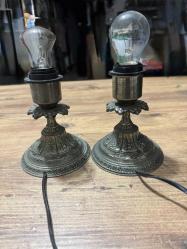 Antika Döküm Metal Abajur  Masa Lambası Çalışır Durumda Eski dönem, ağır döküm metal gövdeli masa lambası. Üzerindeki kabartma motifler ve doğal patinası ile oldukça şık ve koleksiyonluk bir parçadır. Vintage,Retro ve antika dekorasyon için idealdir. İsteğe göre abajur uydurulabilir. Durumu fotoğraflarda görüldüğü gibidir. 2 Adet