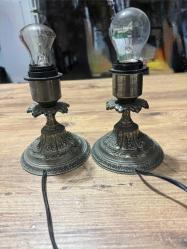 Antika Döküm Metal Abajur  Masa Lambası Çalışır Durumda Eski dönem, ağır döküm metal gövdeli masa lambası. Üzerindeki kabartma motifler ve doğal patinası ile oldukça şık ve koleksiyonluk bir parçadır. Vintage,Retro ve antika dekorasyon için idealdir. İsteğe göre abajur uydurulabilir. Durumu fotoğraflarda görüldüğü gibidir. 2 Adet