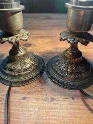 Antika Döküm Metal Abajur  Masa Lambası Çalışır Durumda Eski dönem, ağır döküm metal gövdeli masa lambası. Üzerindeki kabartma motifler ve doğal patinası ile oldukça şık ve koleksiyonluk bir parçadır. Vintage,Retro ve antika dekorasyon için idealdir. İsteğe göre abajur uydurulabilir. Durumu fotoğraflarda görüldüğü gibidir. 2 Adet