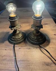 Antika Döküm Metal Abajur  Masa Lambası Çalışır Durumda Eski dönem, ağır döküm metal gövdeli masa lambası. Üzerindeki kabartma motifler ve doğal patinası ile oldukça şık ve koleksiyonluk bir parçadır. Vintage,Retro ve antika dekorasyon için idealdir. İsteğe göre abajur uydurulabilir. Durumu fotoğraflarda görüldüğü gibidir. 2 Adet