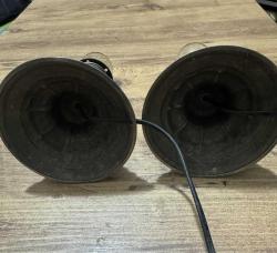 Antika Döküm Metal Abajur  Masa Lambası Çalışır Durumda Eski dönem, ağır döküm metal gövdeli masa lambası. Üzerindeki kabartma motifler ve doğal patinası ile oldukça şık ve koleksiyonluk bir parçadır. Vintage,Retro ve antika dekorasyon için idealdir. İsteğe göre abajur uydurulabilir. Durumu fotoğraflarda görüldüğü gibidir. 2 Adet