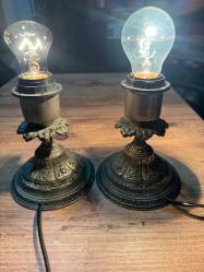 Antika Döküm Metal Abajur  Masa Lambası Çalışır Durumda Eski dönem, ağır döküm metal gövdeli masa lambası. Üzerindeki kabartma motifler ve doğal patinası ile oldukça şık ve koleksiyonluk bir parçadır. Vintage,Retro ve antika dekorasyon için idealdir. İsteğe göre abajur uydurulabilir. Durumu fotoğraflarda görüldüğü gibidir. 2 Adet