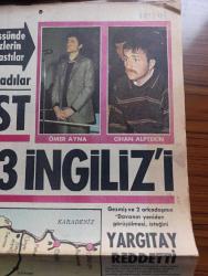 Gün Gazetesi - Turkish Newspaper - 28 Mart 1972 - 5 anarşist Ünye'de 3 ingiliz'i kaçırdı - Ünye Radar Üssünde görevli İngilizlerin apartmanlı bastılar ellerini bağlayıp ağızlarını bantladılar - Cihan Alptekin ve Ömer Ayna Fotoğrafı - Deniz Gezmiş ve iki arkadaşının davanın yeniden görüşülmesini isteği Yargıtay reddetti - Ankara merkez komutanı General Tevfik Türün 60 kişi ile ünye'ye gitti - Nihat Erim'in liderlere gönderdiği mektupta 7 madde bulunuyor - TRT'de bugünün programı - İstanbul'un en pahalı geçidi Aksaray'da Fotoğrafı - Fenerbahçeli basketbolcu Ferhan Baras han sahibi oldu - sinemanın küçük afetleri - öğrenci Zühal Üçmer henüz 15 yaşında fotoğraf - Ölü Yunus balıklarını sergileyen Ahmet kaptan günde 200 lira kazanıyor Fotoğrafı - eroin imparatorluğu - savaşta kazandığını aşkta kaybeden Türk Baltacı yazan Azmi Nihat Erman Yazı Dizisi - Duman Reis Akdeniz fırtınası yazan İsmet Bozdağ Çizen Ersin Burak - Bandırma'da vagonda mesai yapan bir resmi daire var Fotoğrafı