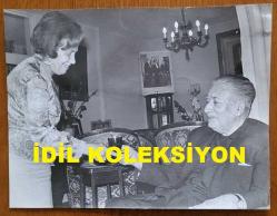 DEMOKRAT PARTİ'NİN (DP) İLK KURUCLARINDAN ve TÜRKİYE BÜYÜK MİLLET MECLİSİ ESKİ BAŞKANLARINDAN REFİK KORALTAN'IN ORİJİNAL BÜYÜK BOY 3'LÜ FOTOĞRAF SETİ - 24 x 18 cm EBADINDA - REFİK KORALTAN, EVİNDE 2. EŞİ MİHRİBAN HANIM'LA BİRLİKTE ÇAY İÇİP SOHBET EDERKEN ve KENDİ PORTRESİ ÖNÜNDE POZ VERİRKEN ÇEKİLMİŞ 3 FARKLI FOTOĞRAF... DÖNEMİNDEN, ORİJİNAL BASIMLAR. ÖZEL ARŞİV!