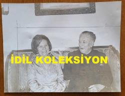 DEMOKRAT PARTİ'NİN (DP) İLK KURUCLARINDAN ve TÜRKİYE BÜYÜK MİLLET MECLİSİ ESKİ BAŞKANLARINDAN REFİK KORALTAN'IN ORİJİNAL BÜYÜK BOY 3'LÜ FOTOĞRAF SETİ - 24 x 18 cm EBADINDA - REFİK KORALTAN, EVİNDE 2. EŞİ MİHRİBAN HANIM'LA BİRLİKTE ÇAY İÇİP SOHBET EDERKEN ve KENDİ PORTRESİ ÖNÜNDE POZ VERİRKEN ÇEKİLMİŞ 3 FARKLI FOTOĞRAF... DÖNEMİNDEN, ORİJİNAL BASIMLAR. ÖZEL ARŞİV!