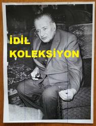 DEMOKRAT PARTİ'NİN (DP) İLK KURUCLARINDAN ve TÜRKİYE BÜYÜK MİLLET MECLİSİ ESKİ BAŞKANLARINDAN REFİK KORALTAN'IN ORİJİNAL BÜYÜK BOY FOTOĞRAFI - 24 x 18 cm EBADINDA - REFİK KORALTAN EVİNDE TEKLİ KOLTUĞUNDA OTURUP KONUŞTUĞU ANLARDA ÇEKİLMİŞ NET KALİTEDE BİR FOTOĞRAF. DÖNEMİNDEN, ORİJİNAL BASIM... ÖZEL ARŞİV!