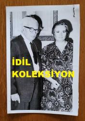 DEMOKRAT PARTİ'NİN (DP) İLK KURUCLARINDAN ve TÜRKİYE BÜYÜK MİLLET MECLİSİ ESKİ BAŞKANLARINDAN REFİK KORALTAN'IN ORİJİNAL 2'Lİ FOTOĞRAF SETİ - 18 x 12 cm EBADINDA - REFİK KORALTAN EVİNDE RÖPORTAJ VERİRKEN ve AYNI GÜN EŞİYLE YAN YANA POZ VERİRKEN ÇEKİLMİŞ 2 FARKLI KARE