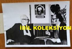 DEMOKRAT PARTİ'NİN (DP) İLK KURUCLARINDAN ve TÜRKİYE BÜYÜK MİLLET MECLİSİ ESKİ BAŞKANLARINDAN REFİK KORALTAN'IN ORİJİNAL 2'Lİ FOTOĞRAF SETİ - 18 x 12 cm EBADINDA - REFİK KORALTAN EVİNDE RÖPORTAJ VERİRKEN ve AYNI GÜN EŞİYLE YAN YANA POZ VERİRKEN ÇEKİLMİŞ 2 FARKLI KARE