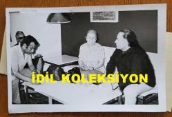 DEMOKRAT PARTİ'NİN (DP) İLK KURUCLARINDAN ve TÜRKİYE BÜYÜK MİLLET MECLİSİ ESKİ BAŞKANLARINDAN REFİK KORALTAN'IN VEFAT ETTİĞİ GÜN EŞİ ve OĞLU'NUN HASTANE MUHABİRİYLE KONUŞTUKLARI ANLARIN ORİJİNAL FOTOĞRAFI- 18 x 12 cm EBADINDA - 17 HAZİRAN 1974