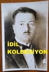 DEMOKRAT PARTİ'NİN (DP) İLK KURUCLARINDAN ve TÜRKİYE BÜYÜK MİLLET MECLİSİ ESKİ BAŞKANLARINDAN REFİK KORALTAN'IN ORİJİNAL AJANS-BASIN FOTOĞRAFI - 18 x 12 cm EBADINDA - REFİK KORALTAN'IN GENÇLİK FOTOĞRAFLARINDAN BİRİ, 1970'LERDEN 2. BASIM