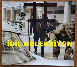 DEMOKRAT PARTİ'NİN (DP) İLK KURUCLARINDAN ve TÜRKİYE BÜYÜK MİLLET MECLİSİ ESKİ BAŞKANLARINDAN REFİK KORALTAN'IN ORİJİNAL BÜYÜK BOY FOTOĞRAFI - 27,5 x 24 cm EBADINDA - REFİK KORALTAN EŞİ MİHRİBAN HANIM'LA BİRLİKTE OTOMOBİLE YÜRÜRKEN ÇEKİLMİŞ BİR FOTOĞRAF. ÖZEL ARŞİV. (AÇIKLAMAYI OKUYUNUZ!)