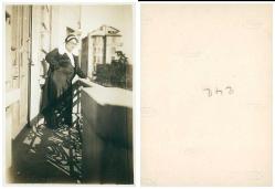 Balkonda Çekilmiş Yabancı Fotoığraf