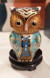 China, Minyatür Baykuş Figürü Cloisonne Pirinç Üzeri Mineli El Yapımı Detaylı (Asya Sanatı) Kusursuz ve Mükemmel Durumda. (Pirinç-Renkli) Koleksiyonluk. Siyah Ahşap Standlı. 1945'ler (40 gr/5,5×3,6 cm) Nadir/Az Çıkar.