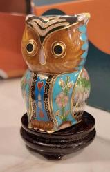 China, Minyatür Baykuş Figürü Cloisonne Pirinç Üzeri Mineli El Yapımı Detaylı (Asya Sanatı) Kusursuz ve Mükemmel Durumda. (Pirinç-Renkli) Koleksiyonluk. Siyah Ahşap Standlı. 1945'ler (40 gr/5,5×3,6 cm) Nadir/Az Çıkar.