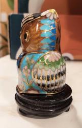 China, Minyatür Baykuş Figürü Cloisonne Pirinç Üzeri Mineli El Yapımı Detaylı (Asya Sanatı) Kusursuz ve Mükemmel Durumda. (Pirinç-Renkli) Koleksiyonluk. Siyah Ahşap Standlı. 1945'ler (40 gr/5,5×3,6 cm) Nadir/Az Çıkar.