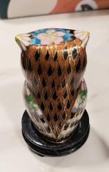 China, Minyatür Baykuş Figürü Cloisonne Pirinç Üzeri Mineli El Yapımı Detaylı (Asya Sanatı) Kusursuz ve Mükemmel Durumda. (Pirinç-Renkli) Koleksiyonluk. Siyah Ahşap Standlı. 1945'ler (40 gr/5,5×3,6 cm) Nadir/Az Çıkar.