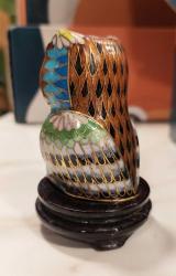China, Minyatür Baykuş Figürü Cloisonne Pirinç Üzeri Mineli El Yapımı Detaylı (Asya Sanatı) Kusursuz ve Mükemmel Durumda. (Pirinç-Renkli) Koleksiyonluk. Siyah Ahşap Standlı. 1945'ler (40 gr/5,5×3,6 cm) Nadir/Az Çıkar.