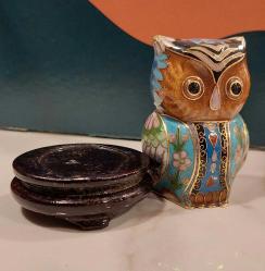 China, Minyatür Baykuş Figürü Cloisonne Pirinç Üzeri Mineli El Yapımı Detaylı (Asya Sanatı) Kusursuz ve Mükemmel Durumda. (Pirinç-Renkli) Koleksiyonluk. Siyah Ahşap Standlı. 1945'ler (40 gr/5,5×3,6 cm) Nadir/Az Çıkar.