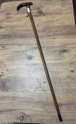 Gümüş Damgalı,Fil dişi ve Ahşap El İşçiliği Sedef işlemeli Özel yapım Baston 1992 Özel Yapım - 950 Ayar Gümüş bilezikler ara kısmında Fil dişiyle yapılmış Koleksiyonluk Baston Kaliteli ahşap gövde ve oymalı sap. Temiz, bakımlı ve koleksiyonluk kondisyonda. Hem kullanım hem de dekorasyon için uygun, nadir bir parçadır. Boy 87 cm