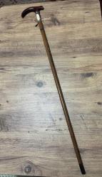 Gümüş Damgalı,Fil dişi ve Ahşap El İşçiliği Sedef işlemeli Özel yapım Baston 1992 Özel Yapım - 950 Ayar Gümüş bilezikler ara kısmında Fil dişiyle yapılmış Koleksiyonluk Baston Kaliteli ahşap gövde ve oymalı sap. Temiz, bakımlı ve koleksiyonluk kondisyonda. Hem kullanım hem de dekorasyon için uygun, nadir bir parçadır. Boy 87 cm