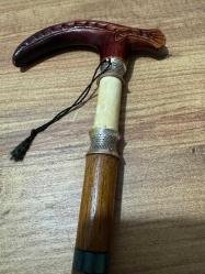 Gümüş Damgalı,Fil dişi ve Ahşap El İşçiliği Sedef işlemeli Özel yapım Baston 1992 Özel Yapım - 950 Ayar Gümüş bilezikler ara kısmında Fil dişiyle yapılmış Koleksiyonluk Baston Kaliteli ahşap gövde ve oymalı sap. Temiz, bakımlı ve koleksiyonluk kondisyonda. Hem kullanım hem de dekorasyon için uygun, nadir bir parçadır. Boy 87 cm