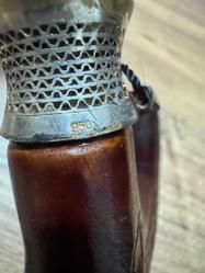 Gümüş Damgalı,Fil dişi ve Ahşap El İşçiliği Sedef işlemeli Özel yapım Baston 1992 Özel Yapım - 950 Ayar Gümüş bilezikler ara kısmında Fil dişiyle yapılmış Koleksiyonluk Baston Kaliteli ahşap gövde ve oymalı sap. Temiz, bakımlı ve koleksiyonluk kondisyonda. Hem kullanım hem de dekorasyon için uygun, nadir bir parçadır. Boy 87 cm