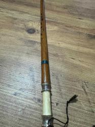 Gümüş Damgalı,Fil dişi ve Ahşap El İşçiliği Sedef işlemeli Özel yapım Baston 1992 Özel Yapım - 950 Ayar Gümüş bilezikler ara kısmında Fil dişiyle yapılmış Koleksiyonluk Baston Kaliteli ahşap gövde ve oymalı sap. Temiz, bakımlı ve koleksiyonluk kondisyonda. Hem kullanım hem de dekorasyon için uygun, nadir bir parçadır. Boy 87 cm