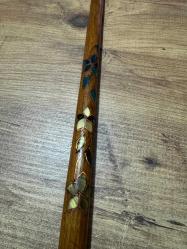 Gümüş Damgalı,Fil dişi ve Ahşap El İşçiliği Sedef işlemeli Özel yapım Baston 1992 Özel Yapım - 950 Ayar Gümüş bilezikler ara kısmında Fil dişiyle yapılmış Koleksiyonluk Baston Kaliteli ahşap gövde ve oymalı sap. Temiz, bakımlı ve koleksiyonluk kondisyonda. Hem kullanım hem de dekorasyon için uygun, nadir bir parçadır. Boy 87 cm