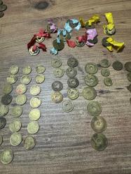 Antika Paralar 1950 öncesi  Farklı dönemler farklı basım Kuruşlar,Paralar 1 Kuruş  4 adet 5 Kuruş 4 adet 10 Kuruş 8 adet 25 Kuruş 15 adet  10 Para 22 Adet O dönem ne kadar değerliydi acaba kuruşlara kurdeleler bağlanmış Toplu olarak satılıktır. En iyi teklifi verene ve değerini bilene verilecektir. Komik rakamlar teklif etmeyiniz lütfen