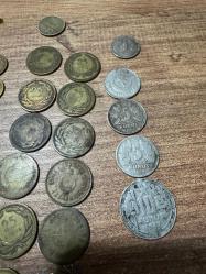 Antika Paralar 1950 öncesi  Farklı dönemler farklı basım Kuruşlar,Paralar 1 Kuruş  4 adet 5 Kuruş 4 adet 10 Kuruş 8 adet 25 Kuruş 15 adet  10 Para 22 Adet O dönem ne kadar değerliydi acaba kuruşlara kurdeleler bağlanmış Toplu olarak satılıktır. En iyi teklifi verene ve değerini bilene verilecektir. Komik rakamlar teklif etmeyiniz lütfen