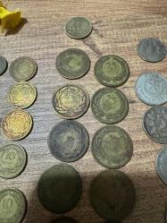 Antika Paralar 1950 öncesi  Farklı dönemler farklı basım Kuruşlar,Paralar 1 Kuruş  4 adet 5 Kuruş 4 adet 10 Kuruş 8 adet 25 Kuruş 15 adet  10 Para 22 Adet O dönem ne kadar değerliydi acaba kuruşlara kurdeleler bağlanmış Toplu olarak satılıktır. En iyi teklifi verene ve değerini bilene verilecektir. Komik rakamlar teklif etmeyiniz lütfen