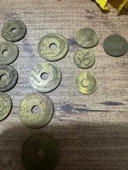 Antika Paralar 1950 öncesi  Farklı dönemler farklı basım Kuruşlar,Paralar 1 Kuruş  4 adet 5 Kuruş 4 adet 10 Kuruş 8 adet 25 Kuruş 15 adet  10 Para 22 Adet O dönem ne kadar değerliydi acaba kuruşlara kurdeleler bağlanmış Toplu olarak satılıktır. En iyi teklifi verene ve değerini bilene verilecektir. Komik rakamlar teklif etmeyiniz lütfen