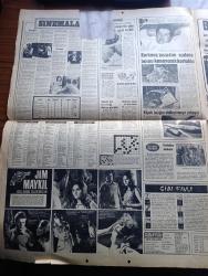 Günaydın Gazetesi - Turkish Newspaper - 24 Aralık 1970 - Dansöz Süreyya İz vücudunu gösteren şeffaf elbise ile sahneye çıkmak için izin istedi Fotoğrafı - Demokrat Parti'nin başkanlığına Ferruh Bozbeyli getirildi - emlak kredi bankası 6 milyon alacağını tahsil edemeyince Şelefyan'ın Bursa'daki tütünlerine el konuldu - 15 gün önce kaybolan şef garson Necati Erdem'i karısı ağlayarak morgta aradı Fotoğrafı - ilaç fiyatlarına %40 zam yapıldı - Kioki Samuta tek tekerlekli bisikletle dünya turu yapıyor Türkiye'de Fotoğrafı - Jim Maykıl fotoğraf - İstanbul sinemalar programı - İstanbul Ankara İzmir Radyosu Programı - Boluspor antrenörü Dinka'nın futbolcular için hazırladığı kuvvet macununun reçetesi - 40 yaşındaki boksör Şefaattin Özcan oğlu yaşındaki boksörlere ringde pes dedirtti Fotoğrafı - Altaylı taraftarlar toplu halde Kazan kaldırdı - bir çay kaşığı gergedan boynuzu erkekleri boğa gibi yapıyor fotoğraf - John Wayne aynı filmde bütün ailesini oynatıp 6 milyon dolar kazandırdı Fotoğrafı