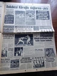 Günaydın Gazetesi - Turkish Newspaper - 24 Aralık 1970 - Dansöz Süreyya İz vücudunu gösteren şeffaf elbise ile sahneye çıkmak için izin istedi Fotoğrafı - Demokrat Parti'nin başkanlığına Ferruh Bozbeyli getirildi - emlak kredi bankası 6 milyon alacağını tahsil edemeyince Şelefyan'ın Bursa'daki tütünlerine el konuldu - 15 gün önce kaybolan şef garson Necati Erdem'i karısı ağlayarak morgta aradı Fotoğrafı - ilaç fiyatlarına %40 zam yapıldı - Kioki Samuta tek tekerlekli bisikletle dünya turu yapıyor Türkiye'de Fotoğrafı - Jim Maykıl fotoğraf - İstanbul sinemalar programı - İstanbul Ankara İzmir Radyosu Programı - Boluspor antrenörü Dinka'nın futbolcular için hazırladığı kuvvet macununun reçetesi - 40 yaşındaki boksör Şefaattin Özcan oğlu yaşındaki boksörlere ringde pes dedirtti Fotoğrafı - Altaylı taraftarlar toplu halde Kazan kaldırdı - bir çay kaşığı gergedan boynuzu erkekleri boğa gibi yapıyor fotoğraf - John Wayne aynı filmde bütün ailesini oynatıp 6 milyon dolar kazandırdı Fotoğrafı