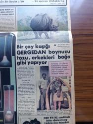 Günaydın Gazetesi - Turkish Newspaper - 24 Aralık 1970 - Dansöz Süreyya İz vücudunu gösteren şeffaf elbise ile sahneye çıkmak için izin istedi Fotoğrafı - Demokrat Parti'nin başkanlığına Ferruh Bozbeyli getirildi - emlak kredi bankası 6 milyon alacağını tahsil edemeyince Şelefyan'ın Bursa'daki tütünlerine el konuldu - 15 gün önce kaybolan şef garson Necati Erdem'i karısı ağlayarak morgta aradı Fotoğrafı - ilaç fiyatlarına %40 zam yapıldı - Kioki Samuta tek tekerlekli bisikletle dünya turu yapıyor Türkiye'de Fotoğrafı - Jim Maykıl fotoğraf - İstanbul sinemalar programı - İstanbul Ankara İzmir Radyosu Programı - Boluspor antrenörü Dinka'nın futbolcular için hazırladığı kuvvet macununun reçetesi - 40 yaşındaki boksör Şefaattin Özcan oğlu yaşındaki boksörlere ringde pes dedirtti Fotoğrafı - Altaylı taraftarlar toplu halde Kazan kaldırdı - bir çay kaşığı gergedan boynuzu erkekleri boğa gibi yapıyor fotoğraf - John Wayne aynı filmde bütün ailesini oynatıp 6 milyon dolar kazandırdı Fotoğrafı