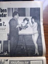 Günaydın Gazetesi - Turkish Newspaper - 15 Şubat 1971 - Ferruh Bozbeyli Yüksel Menderes ve Sadettin Bilgiç'i İzmir havaalanında onbin kişi karşıladı Fotoğrafı - Demokrat Parti Ege'den taarruzu geçti - Ajda Pekkan Paris'te Fransız kızı Anjelik'i evlat edindi Fotoğrafı - Diyanet İşleri Başkanı Lütfi Doğan peruk dinimize aykırı dedi - Bülent Ecevit dinamitleme ve banka soygunu olaylarında iktidarın rolü var dedi - Aşk doktoru Werner Schütze Almanya'yı birbirine kattı Fotoğrafı - Mehmet Ali Aybar Türkiye İşçi Partisi'nden istifa etti fotoğraf - kocası çek bombası Olinka Berova'ya soyunmayı yasak etti Fotoğrafı - ölümden korkmayanlar filmi fotoğraf - Pamuk Prenses ve Yedi Cüceler başrolde Zeynep Değirmencioğlu Fotoğrafı - İstanbul Ankara İzmir Radyosu Programı -  Jim Maykıl Foto Roman - Beyoğlu sosyal sigortalar Hastanesi'nde cinler top oynuyor - banka soygunları ve sabotajları artınca Vali Vefa Poyraz tedbir alınması için toplantı yaptı - Feri Cansel yapılan tabloyu beğenmedi Fotoğrafı